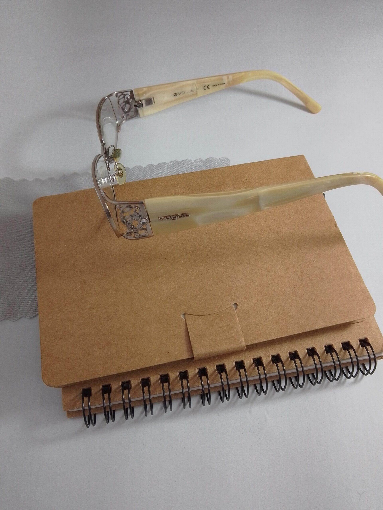 Armação de Óculos de Grau Vintage / Retro — Usado - Bom estado | Moda Circular & Sustentável – Vogue-VO-3661-B-835 - Imagem 4